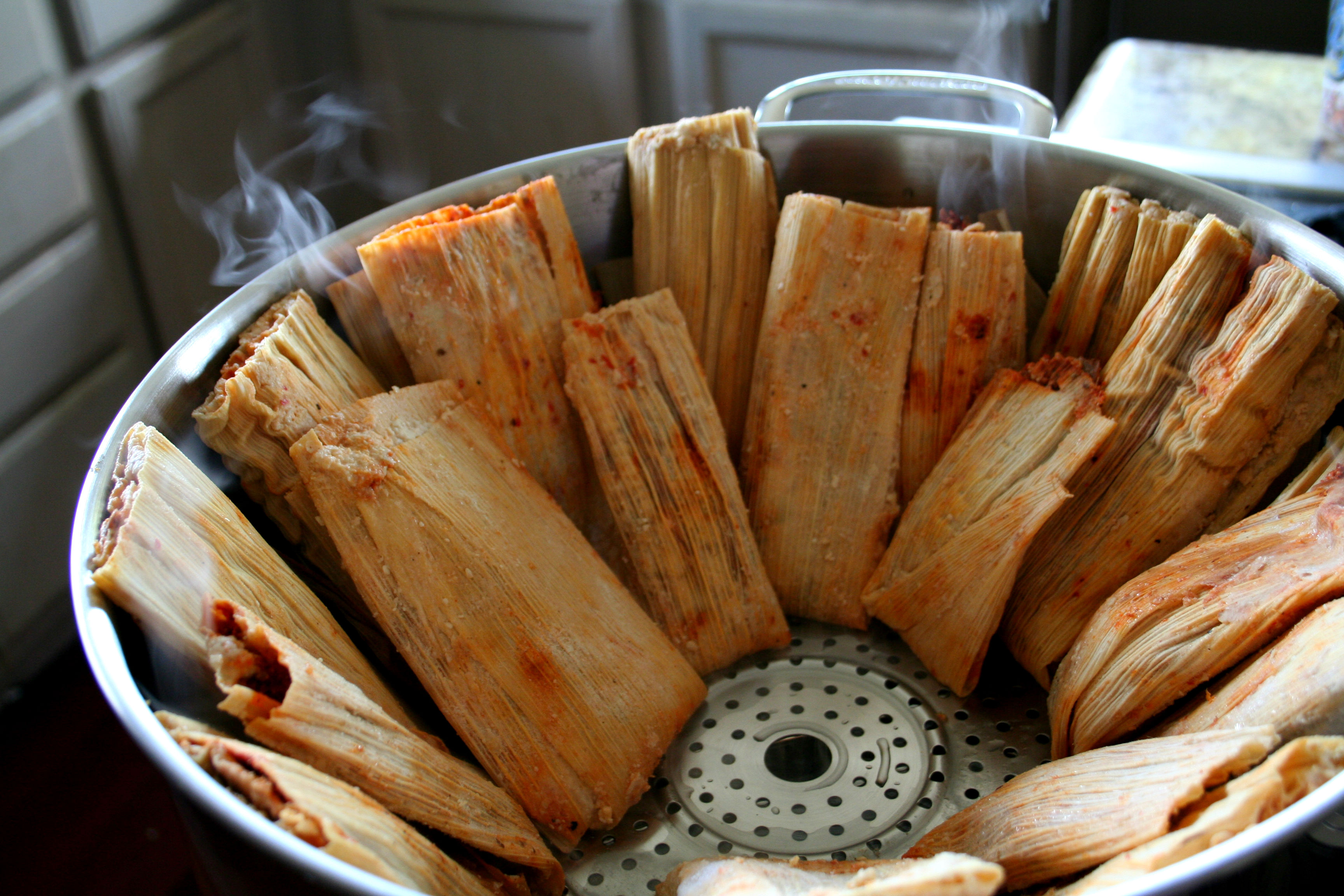 https://www.latinofoodie.com/pages/wp-content/uploads/2013/12/7640-Steaming-Hot-Tamales-for-Princess-House.jpg