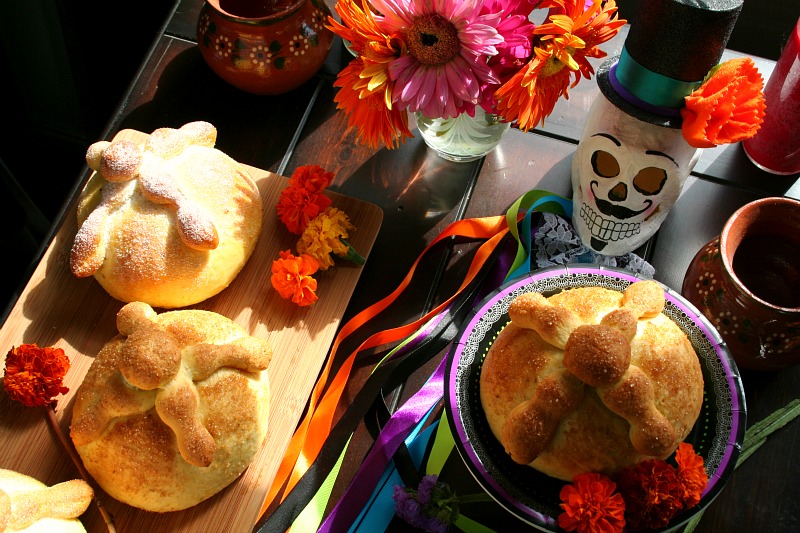 Día de los Muertos | Pan de Muerto Recipe | LatinoFoodie.com